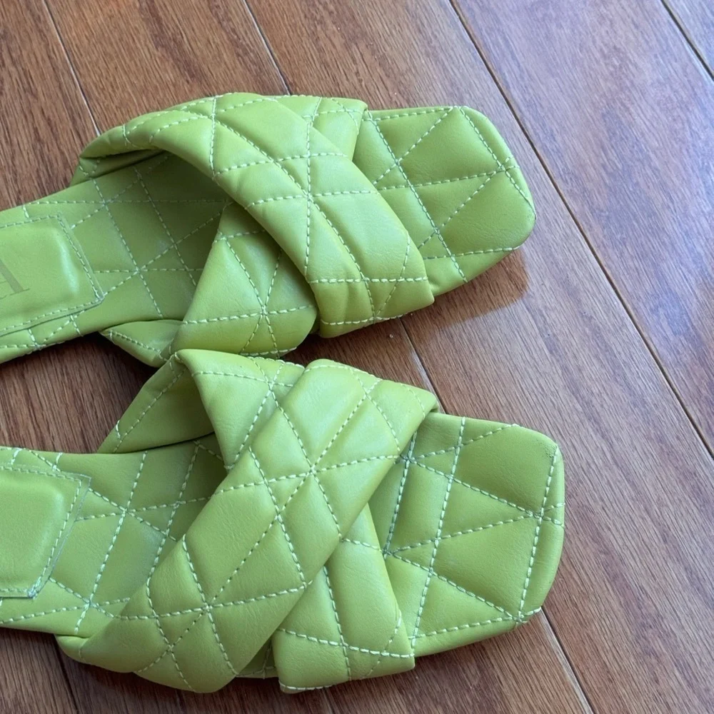 Zara BLOGGERS FAVORITE Lime Green Quilted Flat Sandals - Picture 5 of 10